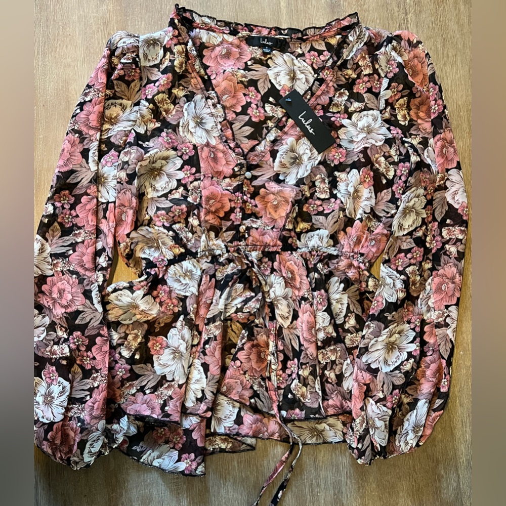 Size small NWT LuLu’s Blouse